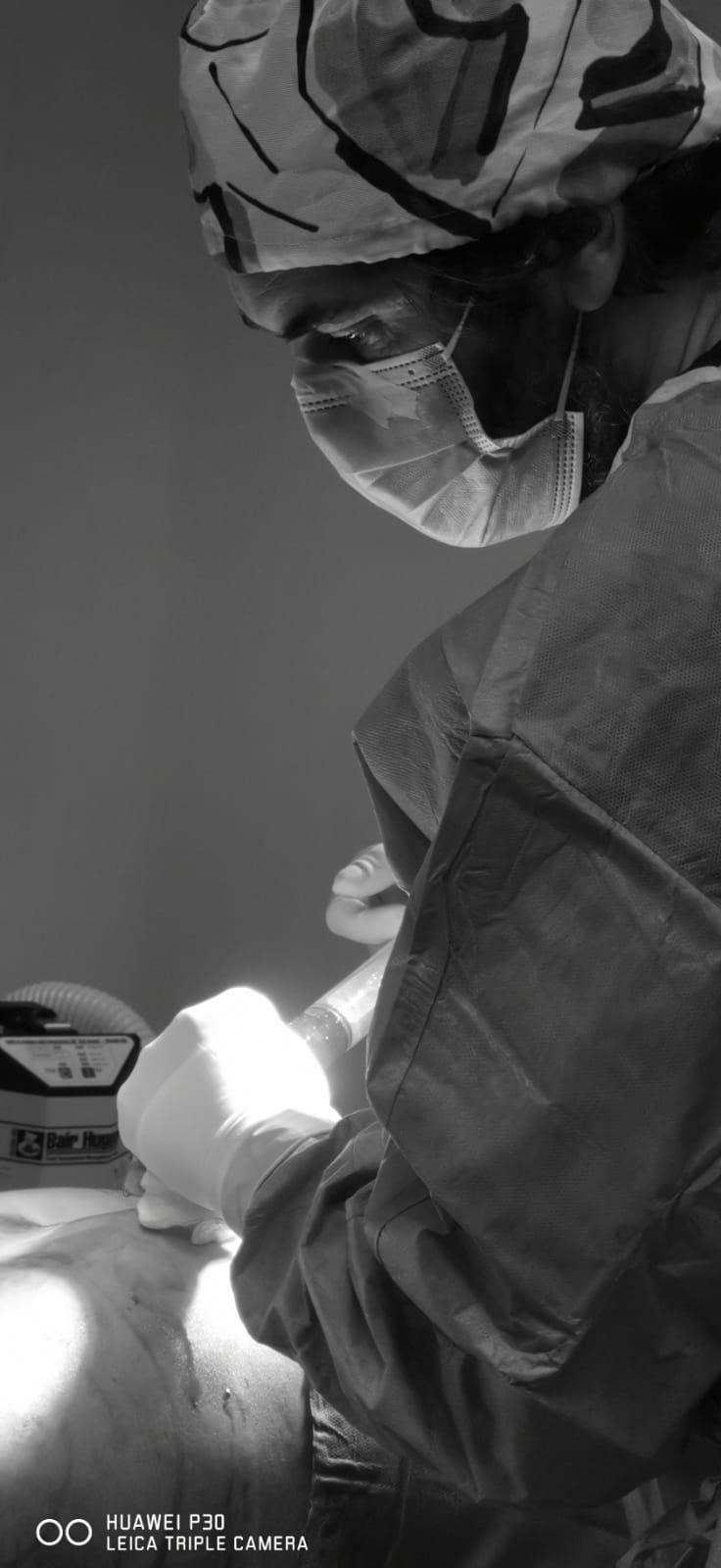 Giovanni Giugliano durante l’attività chirurgica, fotografia in bianco e nero