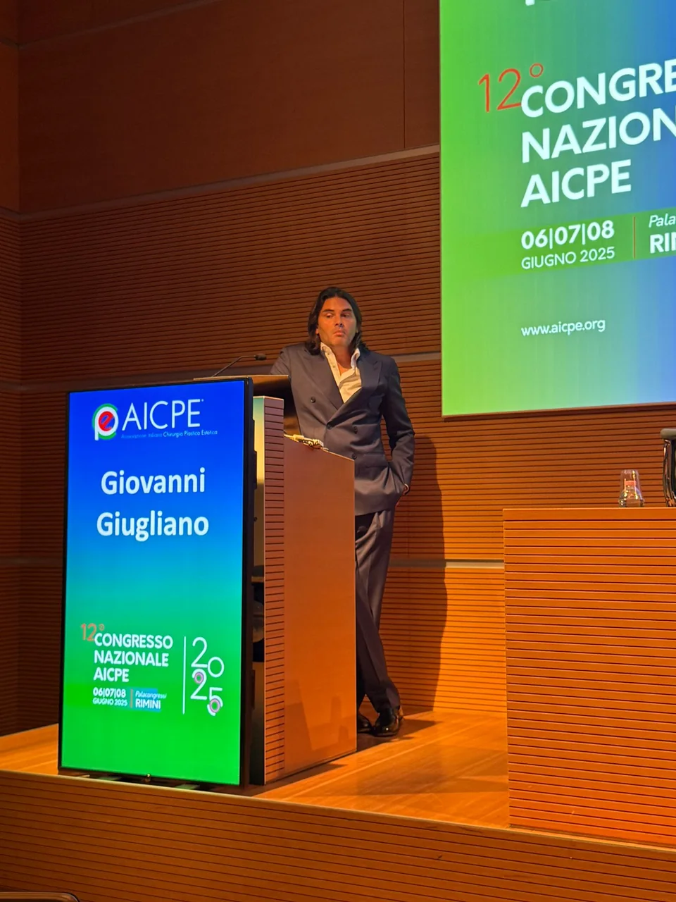Giovanni Giugliano al leggio del 12° Congresso nazionale AICPE a Rimini nel giugno 2025