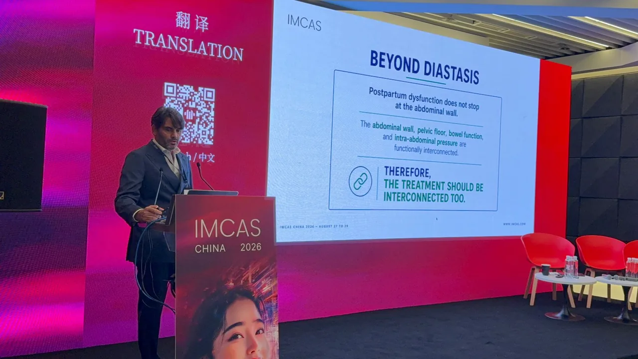 Giovanni Giugliano al leggio di IMCAS China 2026 a Shanghai